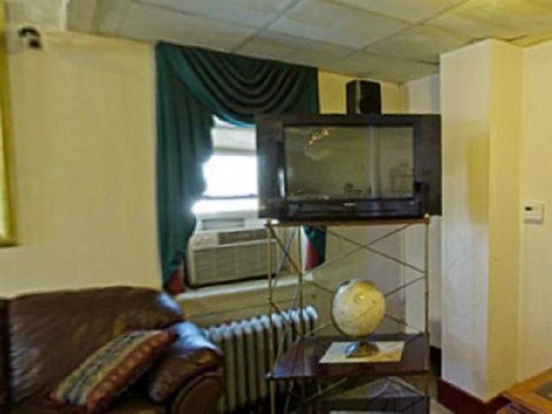 Americas Best Value Inn Dearborn Exterior photo