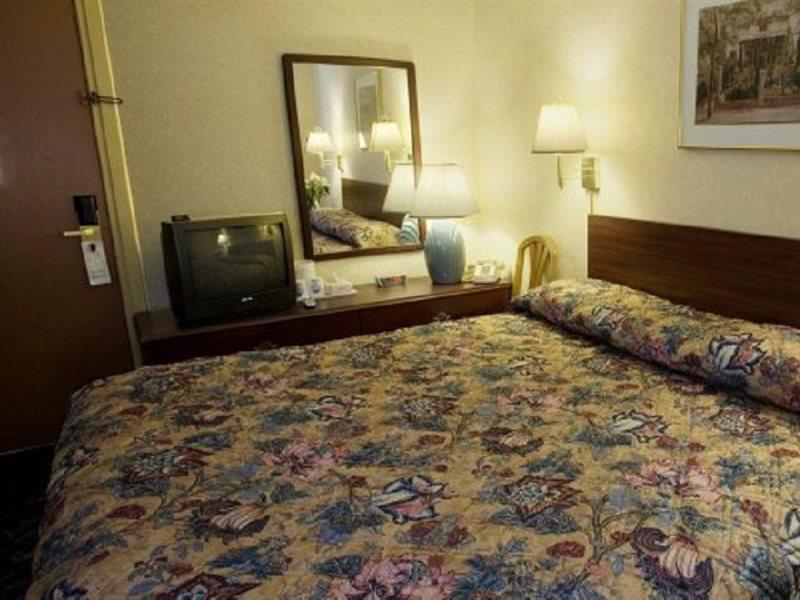 Americas Best Value Inn Dearborn Exterior photo