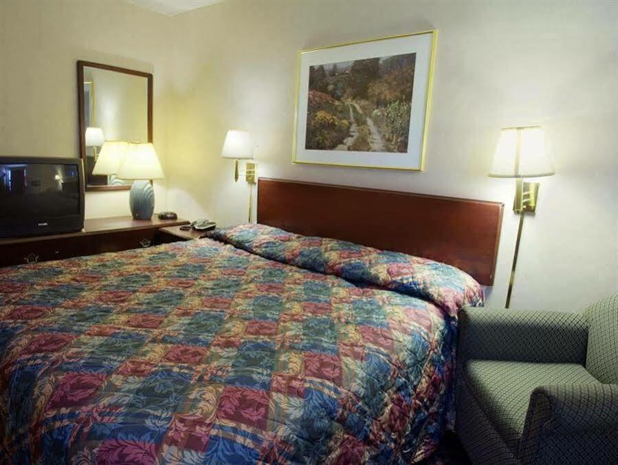 Americas Best Value Inn Dearborn Exterior photo